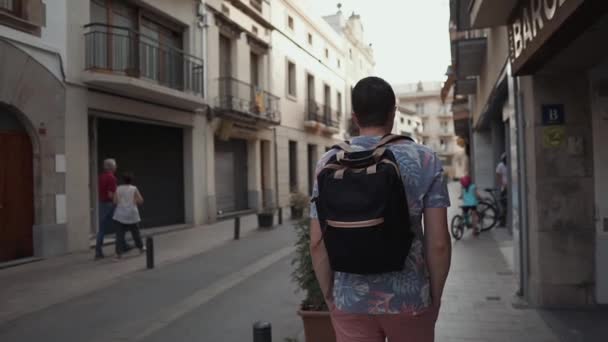 Junge Touristin spaziert durch die Stadt. — Stockvideo