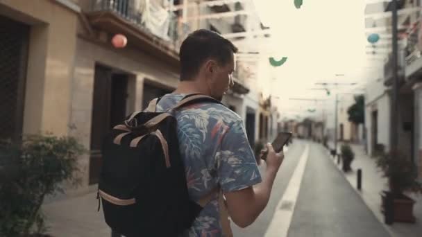 Hombre disfrutando de caminar en una nueva ciudad . — Vídeo de stock