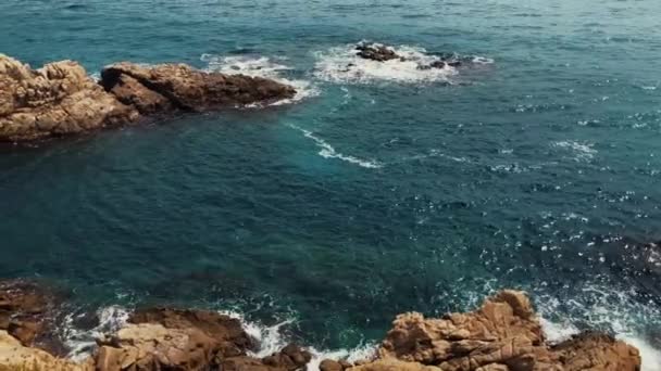 Μια όμορφη γαλάζια θάλασσα από ένα γκρεμό. — Αρχείο Βίντεο
