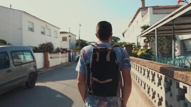 Turista solitario paseando por la ciudad . — Vídeos de Stock