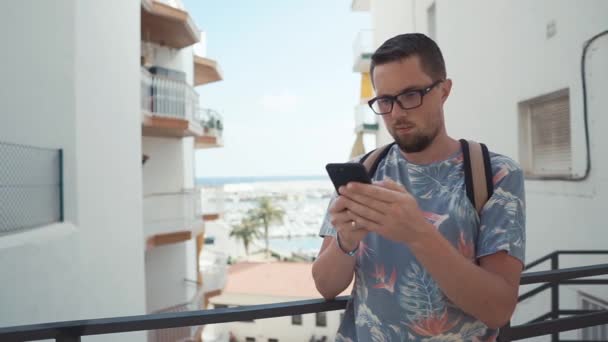 Chico usando teléfono inteligente de vacaciones . — Vídeos de Stock