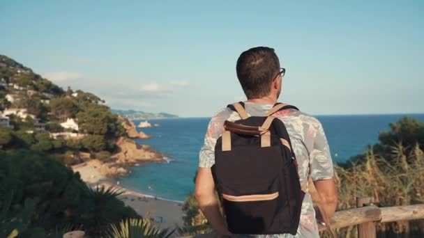 Homme regardant la nature en vacances . — Video