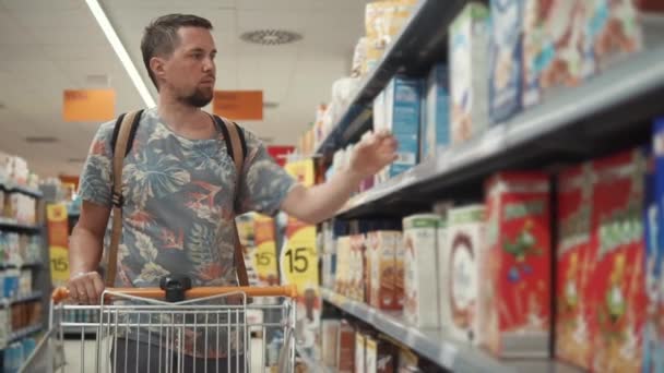 Hombre comprando comida para la casa . — Vídeos de Stock