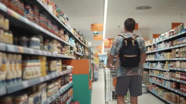 Spanien, Decken, September 2018: Mann kauft Lebensmittel ein. — Stockvideo
