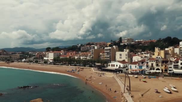 Panoramisch bovenaanzicht op Sunny Beach kustlijn in klein resort gebied — Stockvideo