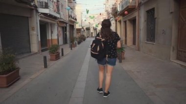 Şehirde yürümek zevk kadın turist.