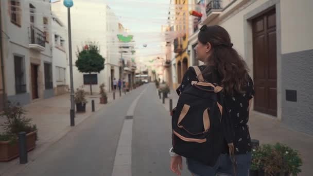 Frau genießt Stadtspaziergang im Ausland. — Stockvideo