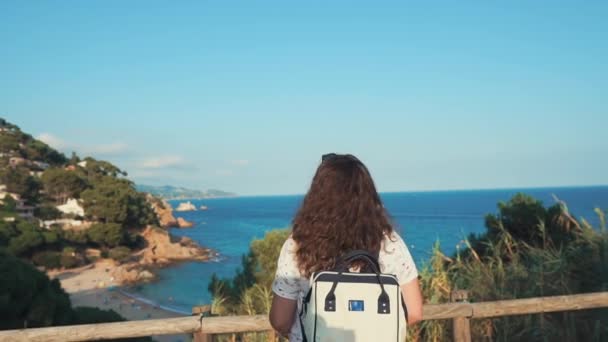 Mujer amante vista desde la colina . — Vídeos de Stock