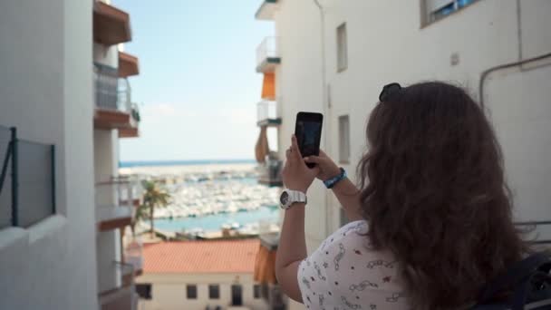 Mujer adulta está disparando paisaje pintoresco en la ciudad por teléfono para las redes sociales — Vídeo de stock