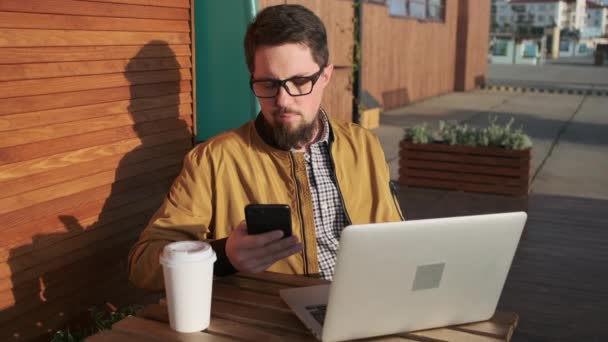 Vuxen kylning med prylar utomhus på caféet. — Stockvideo