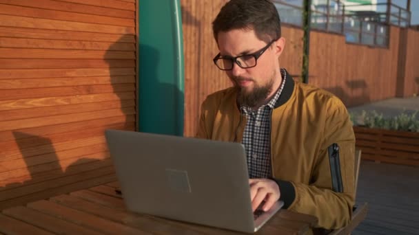 Man arbetar på PC utanför. — Stockvideo