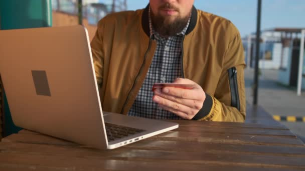 Usando cartão de crédito para pagar on-line . — Vídeo de Stock