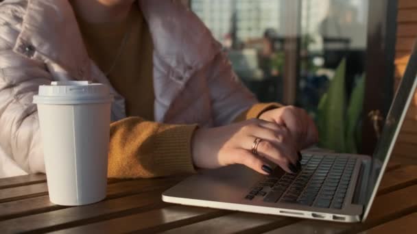 Mulher trabalhando no laptop com uma xícara de café . — Vídeo de Stock