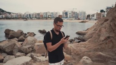 Adam, telefon mesajları okuma, Bay ve şehir karşı standları, resimleri izliyor