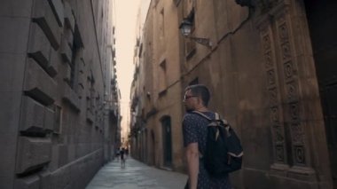 Genç adam Barcelona Gothic Quarter karanlık dar sokakta yalnız yürüyor