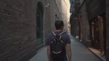 Meraklı adam Barselona 'da seyahat ediyor, yaz gününde Gotik çeyreğinde yürüyüş