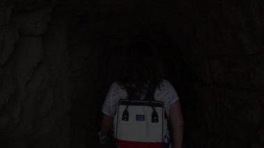 Yaz tatili yolculuğunda kadın.