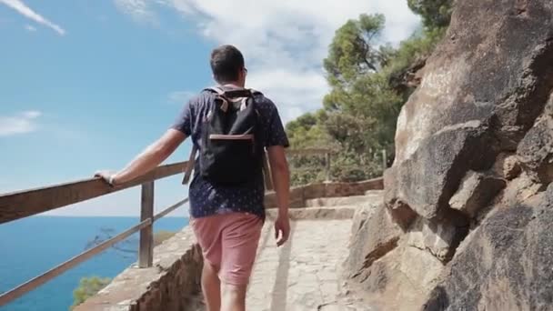 Hombre disfrutando de la naturaleza de vacaciones . — Vídeo de stock