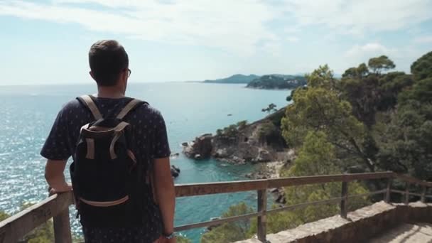 Turismo mirando al mar y las montañas . — Vídeos de Stock