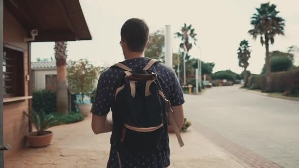 Homem com mochila andando no verão . — Vídeo de Stock