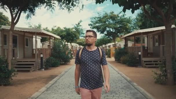 Hombre en gafas al aire libre en verano . — Vídeo de stock