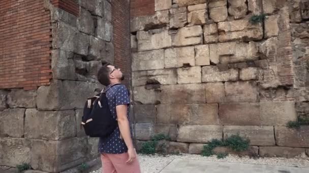 Man toerist is het verkennen van ruïnes van middeleeuws kasteel in Barcelona Downtown in dag — Stockvideo