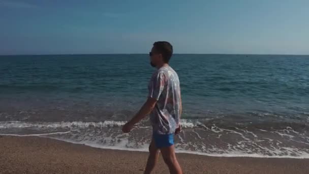 Homme en plein air sur la plage . — Video