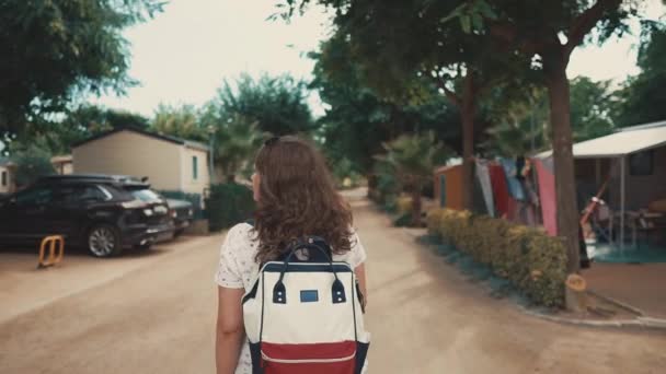 Alone townswoman está caminando en las calles vacías de la pequeña ciudad suburbana en verano — Vídeos de Stock