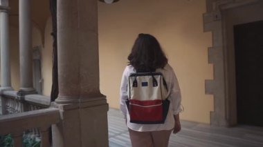 Tarihi bir binanın içinde kadın.