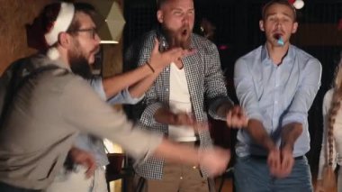 Genç çocuklar ve kızlar evde Noel partisinde bir konfeti fırlatıyor