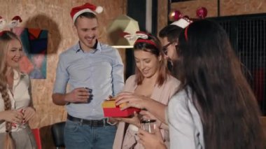Arkadaşlar bir Noel partisinde kadın tebrik, o hediye açmak olduğunu