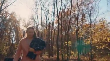 Mutlu genç kadın ormanlık, ön görüş sonbaharda gün çalışıyor