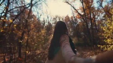 Adam elini tutarak onun kız arkadaşı filme ve sonbahar güneşli ormanda çalışan