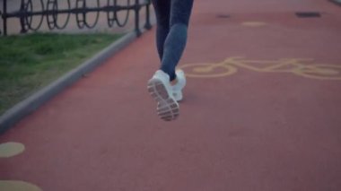 Genç ince sporcu özel yol üzerinde akşam yalnız koşu, arka görünüm
