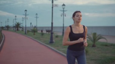 Hardy kadın geceleri parkta yalnız çalışan, temiz hava nefes