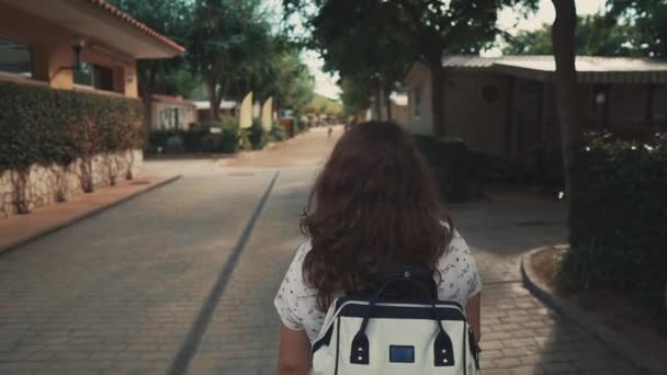 Femme adulte admire la vue de la petite ville provinciale de jour, vue de dos — Video