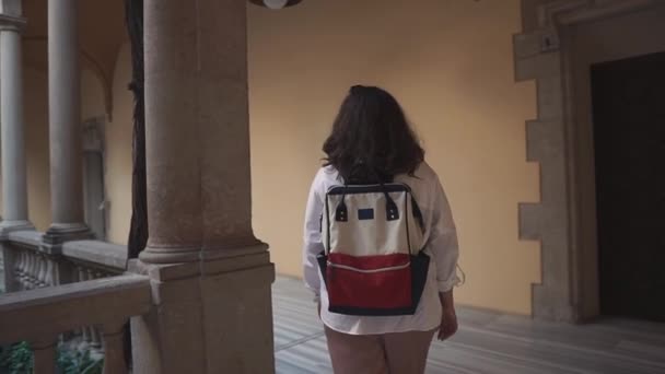 Mujer dentro de un edificio histórico . — Vídeo de stock