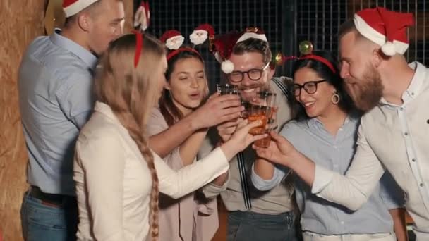 Молодые коллеги пьют коктейли на рождественской корпоративной вечеринке в офисе — стоковое видео