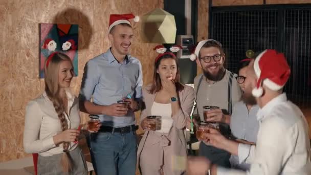 Счастливые друзья празднуют Рождество вместе, взрывают вечеринки — стоковое видео