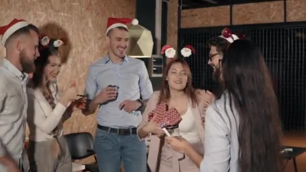 Kız teşekkür ve ofiste parti üzerinde Noel hediyesi için meslektaşları sarılma — Stok video