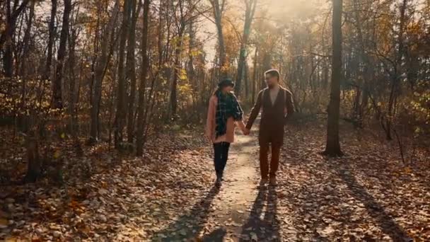 Jeune femme marche avec petit ami dans la forêt d'automne pittoresque en journée — Video