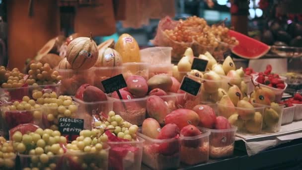 バルセロナ、スペイン-9 月 2018: 古代都市市場ラ・ボケリア。新鮮な果物は、価格タグとカウンターの上に横たわっている — ストック動画