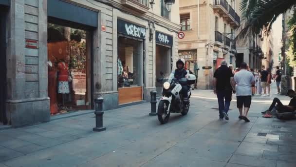 Barcelona, Spanyolország-szeptember 2018: történelmi városközpont a város gótikus negyed. Motorosok és járókelők mozognak a szűk utcán a nappali — Stock videók