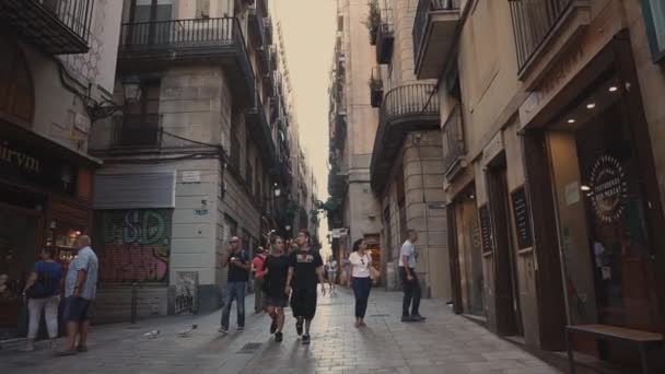 Barcelona, Španělsko-září 2018: historická část metropole gotické čtvrti. Turisté a obyvatelé měst chodí v letních dnech na úzké uličky, — Stock video
