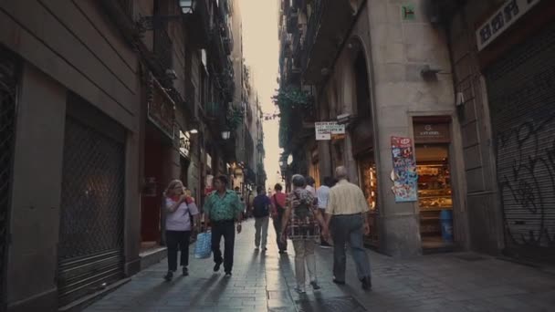 Barcelona, Spanyolország-szeptember 2018. Történelmi központ a város gótikus negyed — Stock videók
