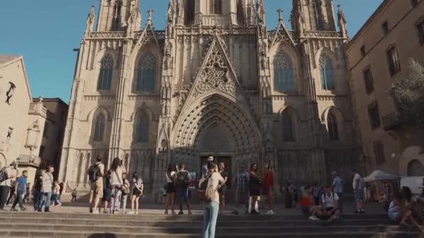 Barcelona, Spanien-september 2018: berömda katolska Barcelona Cathedral i solig dag. Lutning upp vy på fasad och fyrkant framför den — Stockvideo