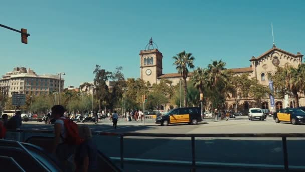 Barcelona, Spanje-september 2018: plein voor de oudste universiteit van Barcelona. Mensen tillen door roltrap van metrostation. — Stockvideo
