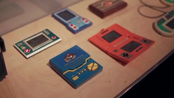 Barcelona, Espanha - setembro de 2018: gadgets eletrônicos desatualizados para jogar jogos estão em uma mesa no museu , — Vídeo de Stock