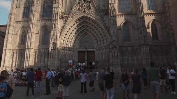Барселона, Іспанія-Вересень 2018: собор Святого Хреста і Сент-Еулалія. Вертикальна Панорама фасаду в денний час, — стокове відео