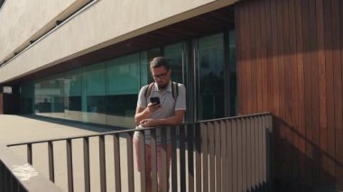 Şehirde Casual adam açık.